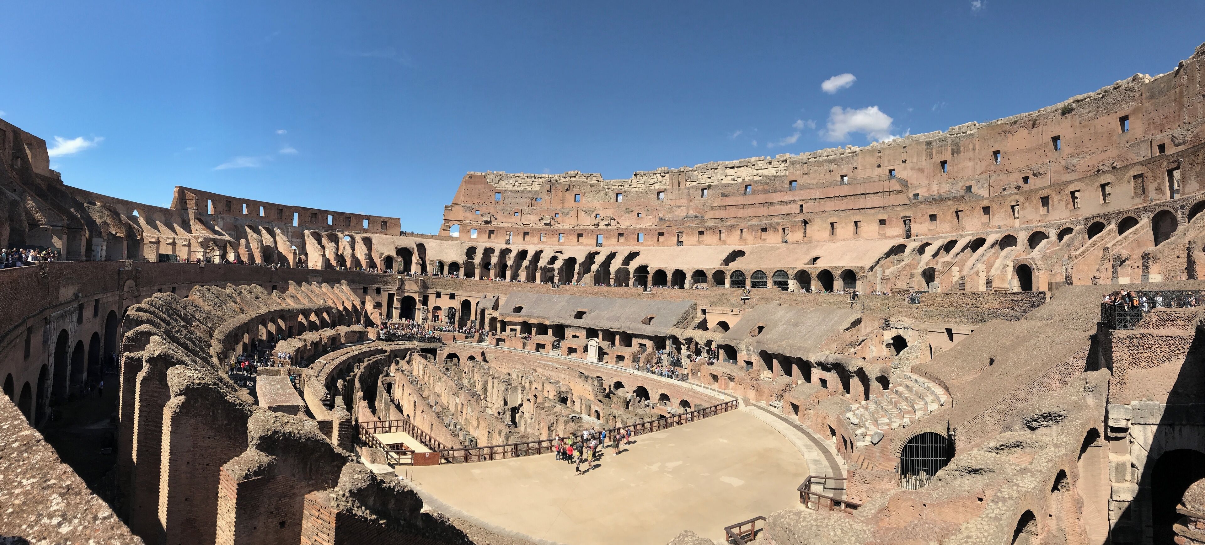 I live in a country that has a lot of antiquitie monuments
But the Colosseum really surprised me