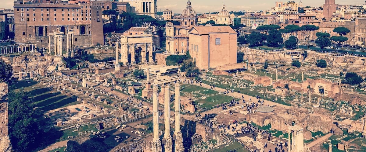 Overlooking the forum from the ruines of the Palatine Hill.