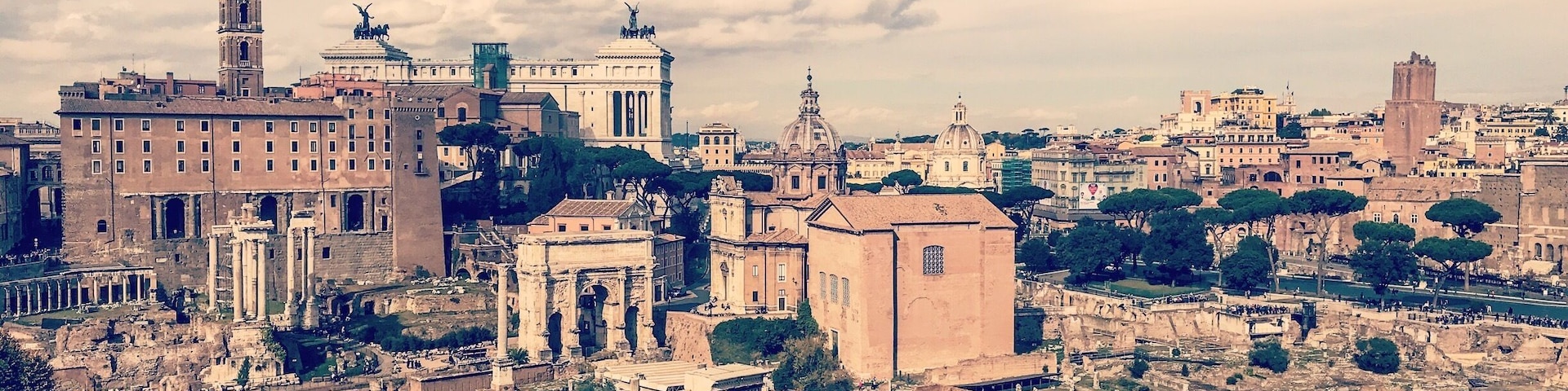 Overlooking the forum from the ruines of the Palatine Hill.