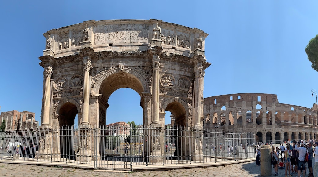 #Rome #Arch #Constantine #History
The Arch of Constantine, one of the best preserved monuments of the imperial era, is also one of Rome's main monuments and one of its three triumphal arches. The triumphal arches were built to commemorate battlefield victories. Thus the arch of Constantine was built to commemorate Emperor Constantine's victory over Maxentius at the Battle of the Milvian Bridge. The arch is 21m high and was built between 312 and 315 AD.
O Arco de Constantino, um dos monumentos mais bem preservados da era imperial, é também um dos principais monumentos de Roma e um dos seus três arcos triunfais (ou de triunfo). Os arcos triunfais eram construídos para comemorar vitórias no campo de batalha. Assim, o arco de Constantino foi mandado construir para comemorar a vitória do Imperador Constantino sobre Maxêncio na Batalha da Ponte Mílvia. O arco tem 21m de altura e foi construído entre 312 e 315 DC.