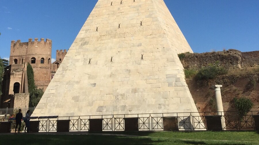 A Roman pyramid in the middle of a cemetery