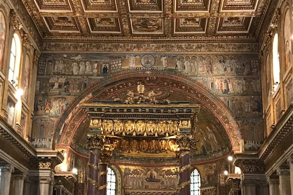 Ein prunkvolles Kircheninnere mit hoher Decke, detaillierten Fresken und einem zentralen Altar.