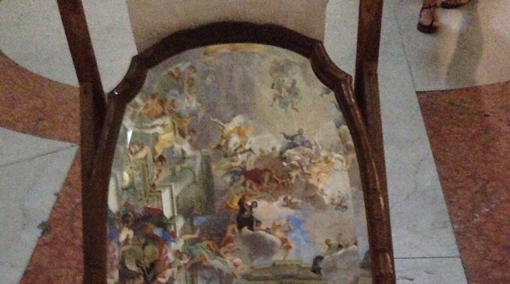 There was mirror placed under the Fresco of the ceiling which caught me in the photo.
Beautiful!!😍