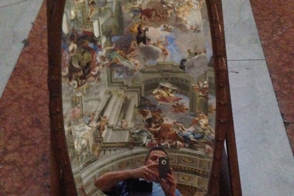 There was mirror placed under the Fresco of the ceiling which caught me in the photo.
Beautiful!!😍