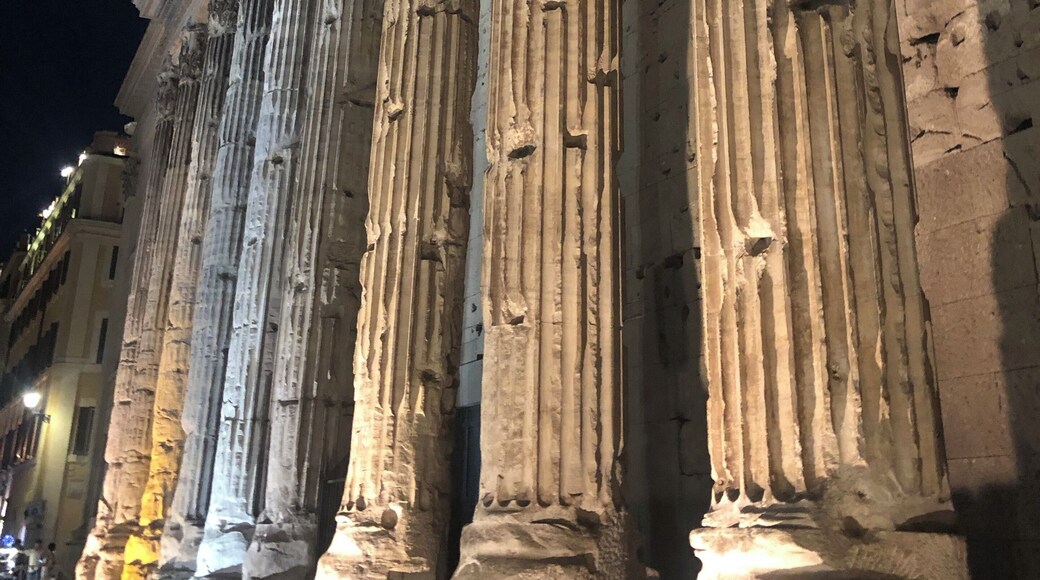 8 pm there is a performance of lights very pretty!