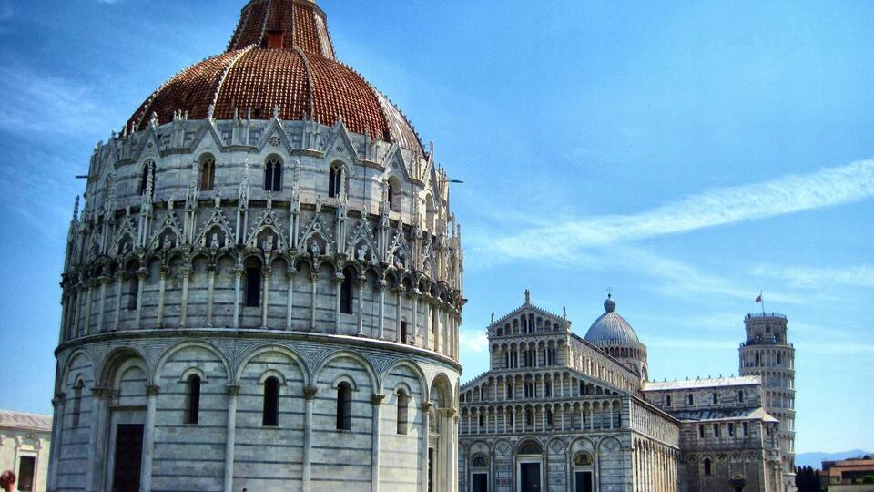 Der schiefe Turm von Pisa mit dem angrenzenden Dom und dem angrenzenden Taufhaus.