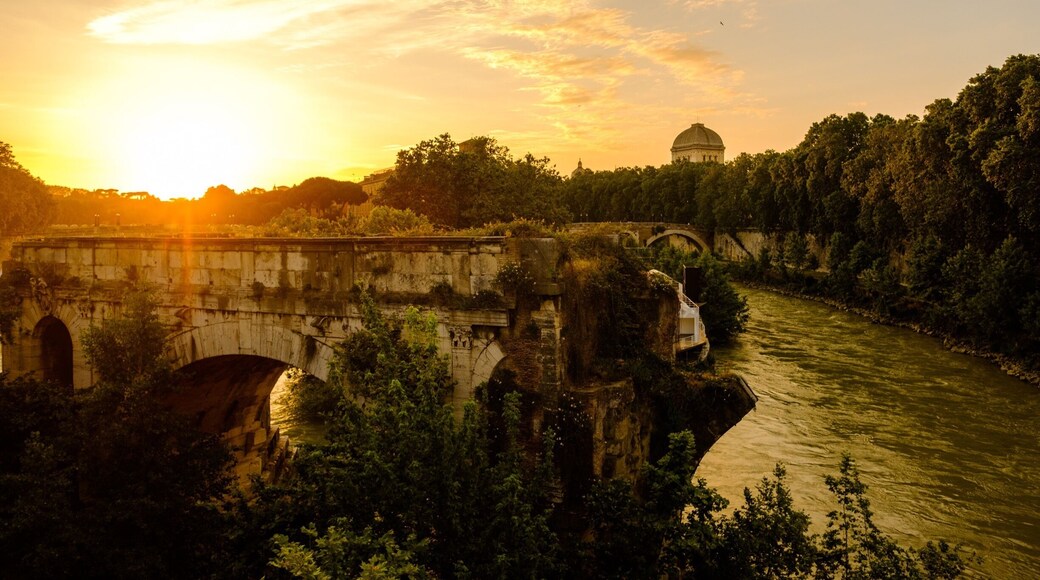 Sunset at one of the bridge ruin at Tiber River
#golden
