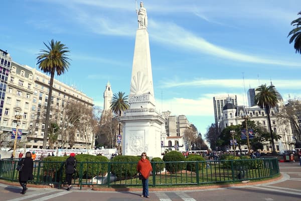 Plaza 25 de Mayo ("May 25 Square"; is a plaza (urban square) in Rosario, province of Santa Fe, Argentina.