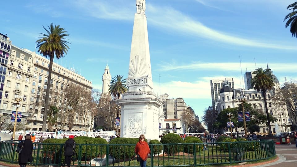Plaza 25 de Mayo ("May 25 Square"; is a plaza (urban square) in Rosario, province of Santa Fe, Argentina.