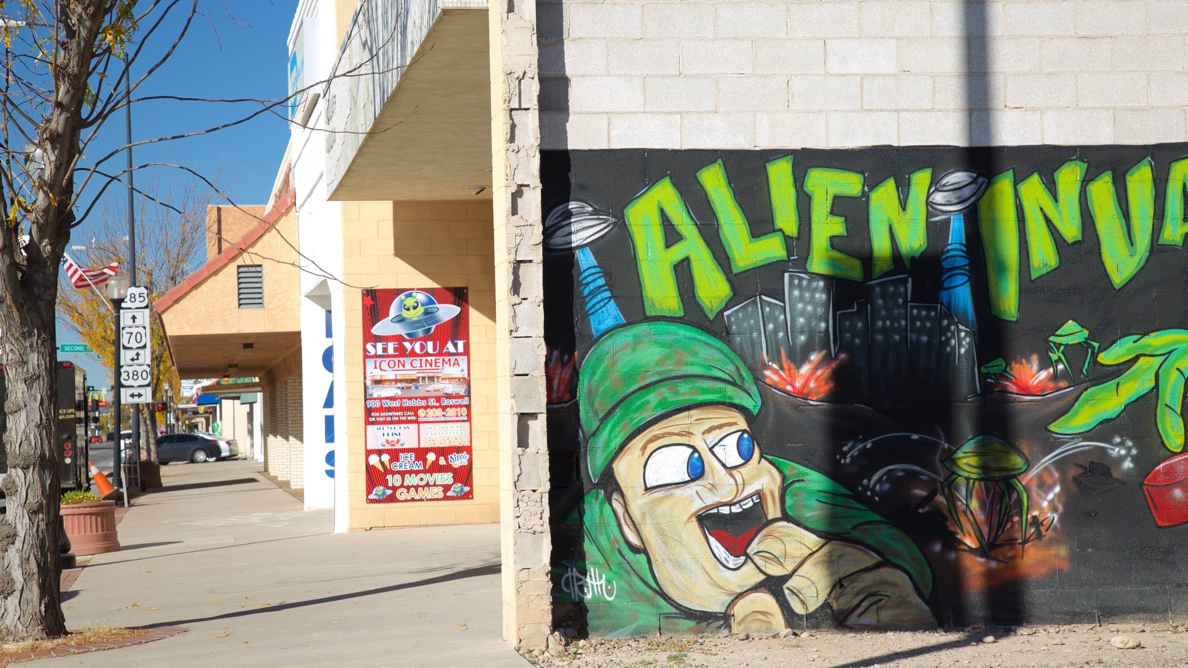 Roswell featuring street scenes and outdoor art