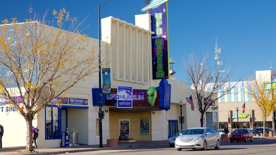 Roswell which includes street scenes