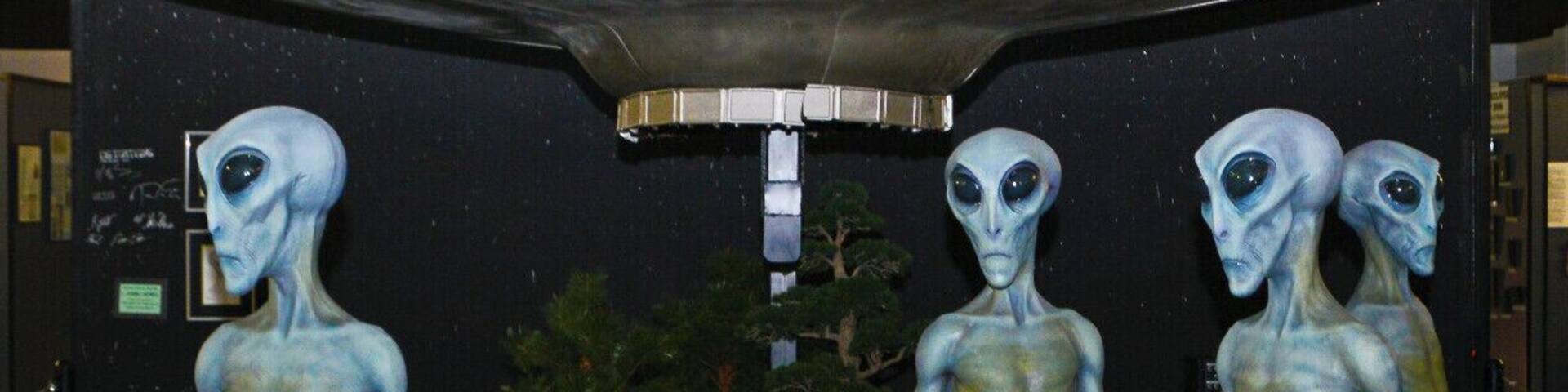 I stopped in to see some relatives at the
International UFO Museum And Research Center in Roswell. "The Truth is Here" !
In July 1947, something happened... but FYI, we were here long before that... just sayin'
Nanu Nanu
#MTTS14 #minitakesthestates #alien #resistanceisfutile