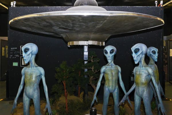 I stopped in to see some relatives at the
International UFO Museum And Research Center in Roswell. "The Truth is Here" !
In July 1947, something happened... but FYI, we were here long before that... just sayin'
Nanu Nanu
#MTTS14 #minitakesthestates #alien #resistanceisfutile