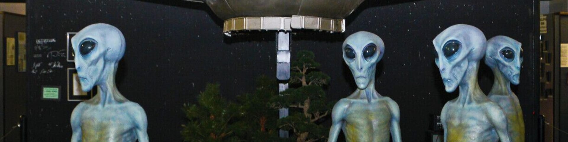 I stopped in to see some relatives at the
International UFO Museum And Research Center in Roswell. "The Truth is Here" !
In July 1947, something happened... but FYI, we were here long before that... just sayin'
Nanu Nanu
#MTTS14 #minitakesthestates #alien #resistanceisfutile