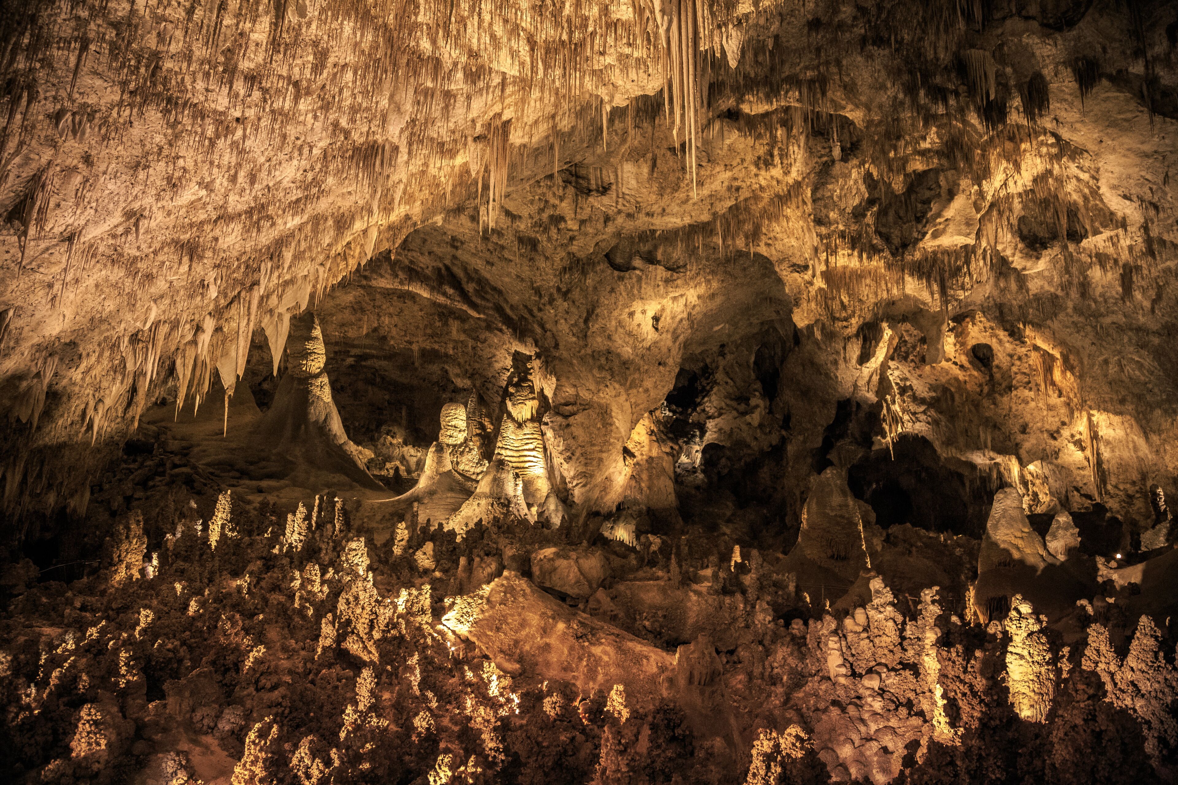 Caverna com estalactites e estalagmites.