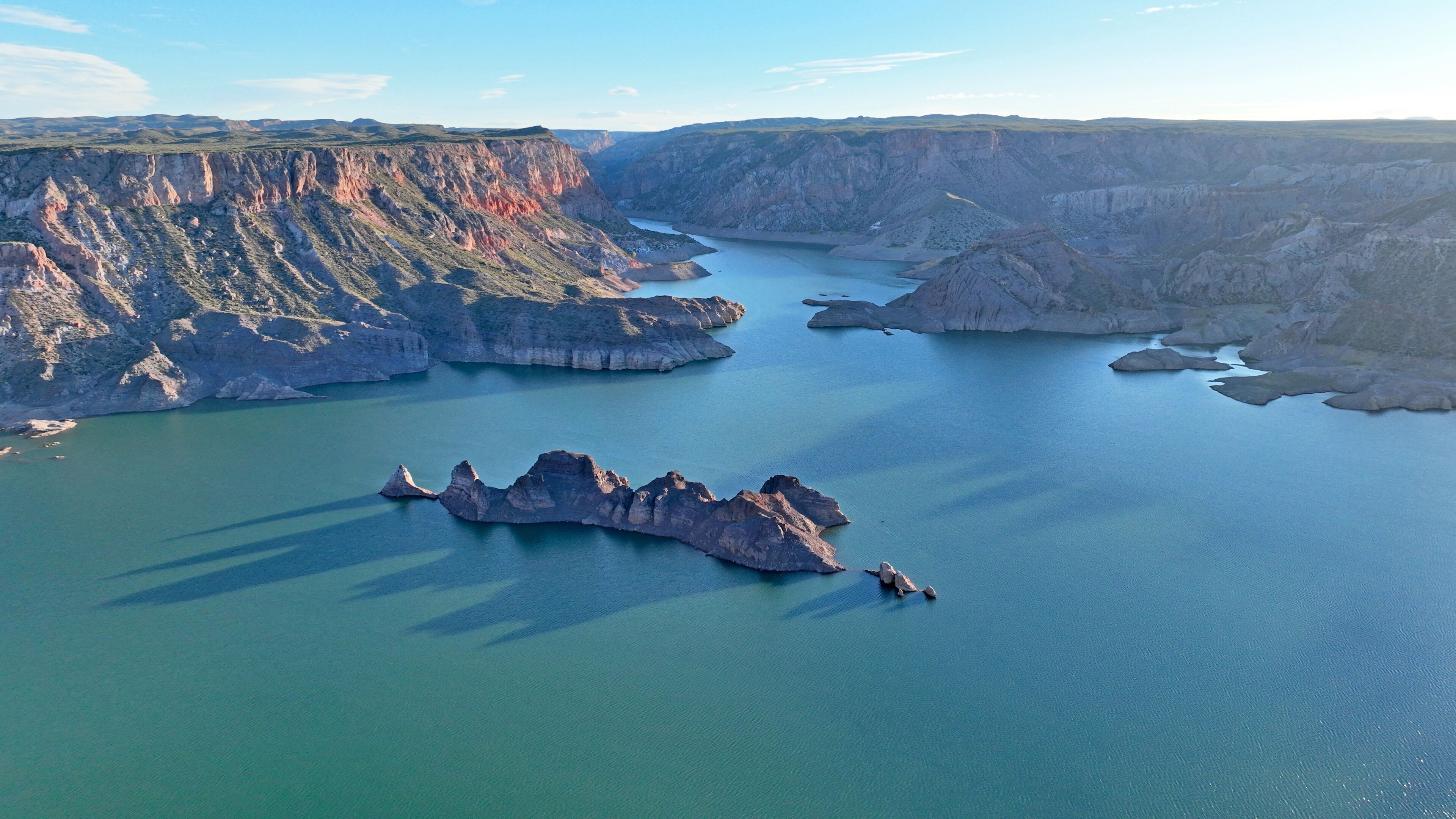 Imagen del embalse en el río Atuel, San Rafael, Mendoza, Argentina