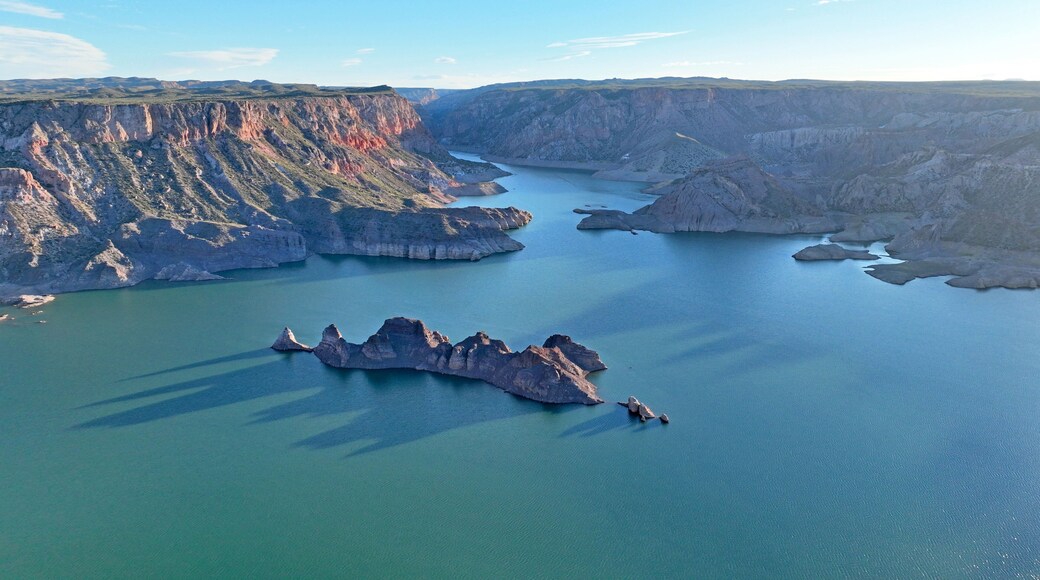 Imagen del embalse en el río Atuel, San Rafael, Mendoza, Argentina