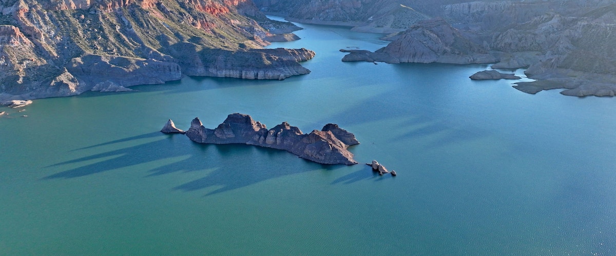Un cañón con un río y una isla rocosa.