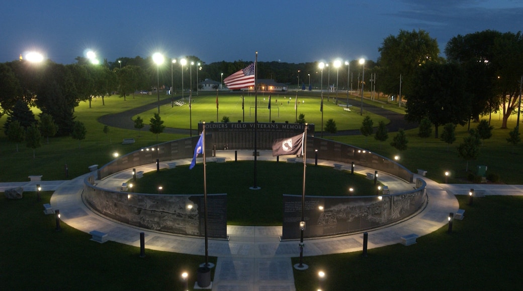Rochester ofreciendo escenas nocturnas, un jardín y un monumento conmemorativo