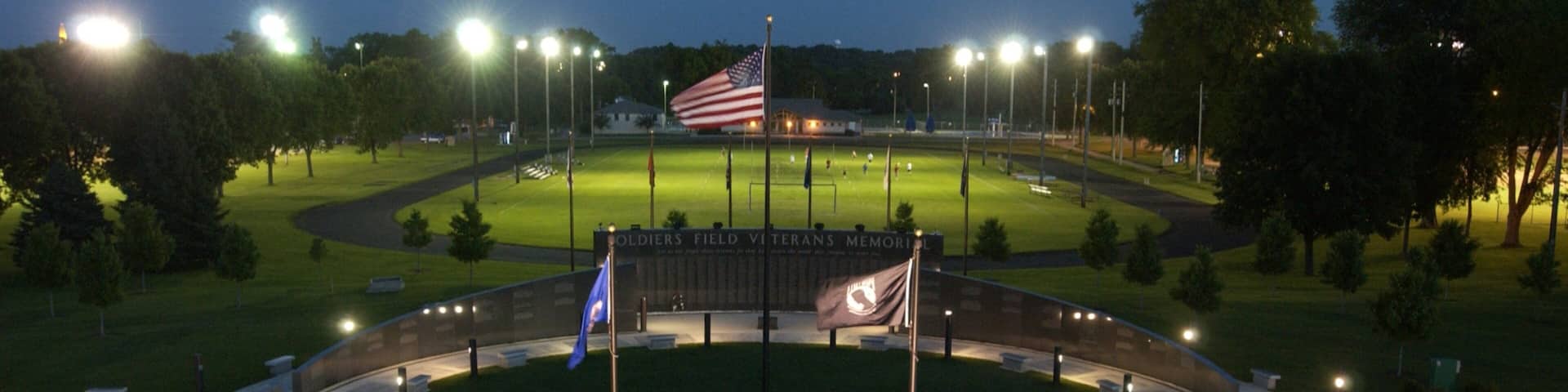 Rochester som inkluderar nattliv, ett minnesmonument och en park