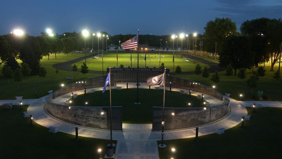 Rochester showing a garden, a memorial and night scenes