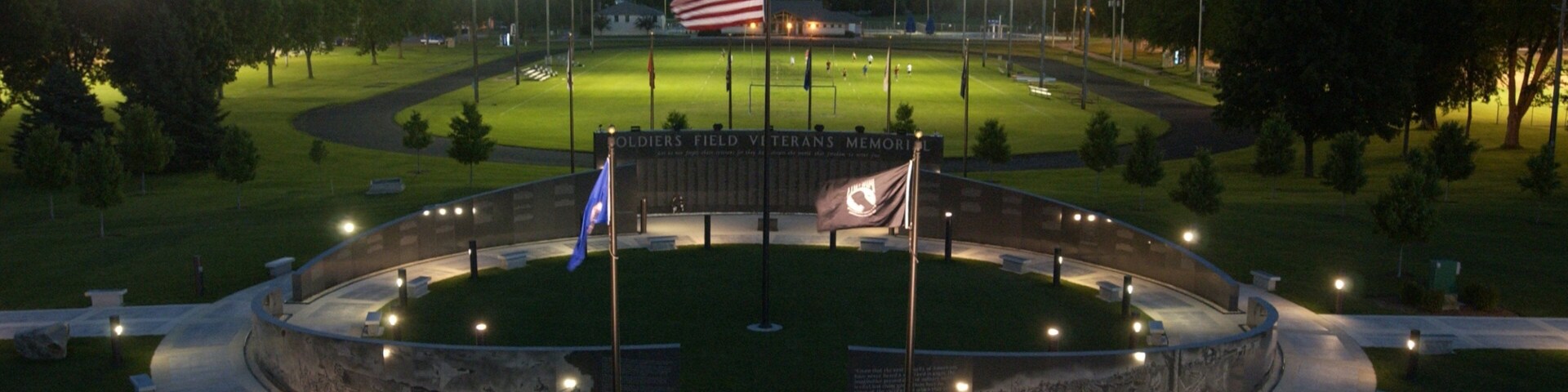 Rochester mostrando itens militares, um jardim e cenas noturnas