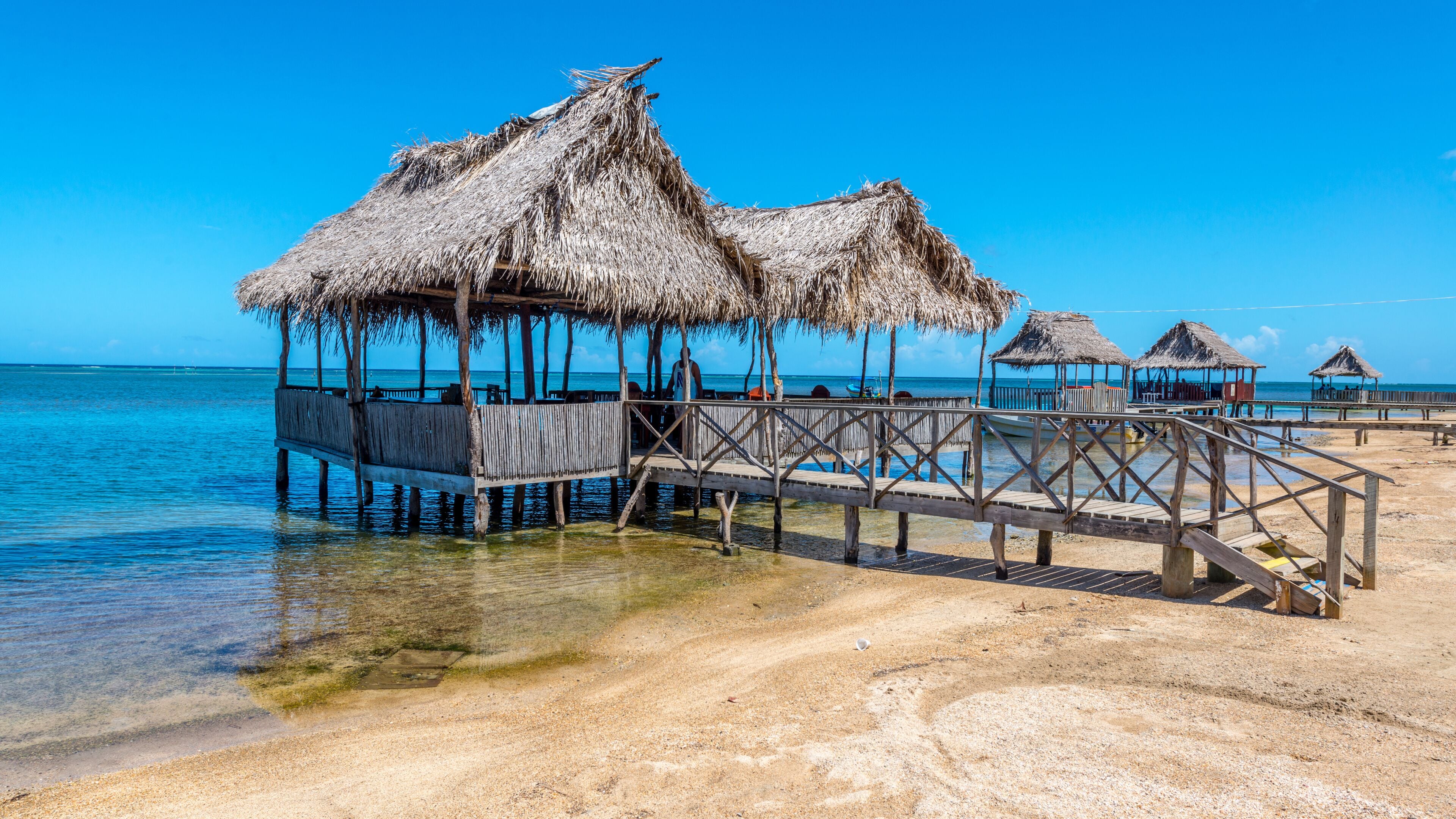 Holzhütte am Strand von Roatan in Honduras