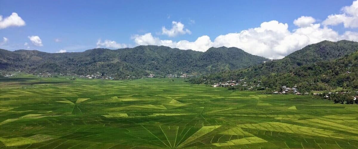 Spiderweb Rice Fields, Cancar, Ruteng, Flores, Indonesia.
Just outside of Ruteng in Flores (30 mins by motorbike) you’ll find these impressive spiderweb shaped rice fields (Lingko Cara). A short 5 minute hike up a hill and 20k pp and you’re rewarded with this amazing view. #packsandaplan