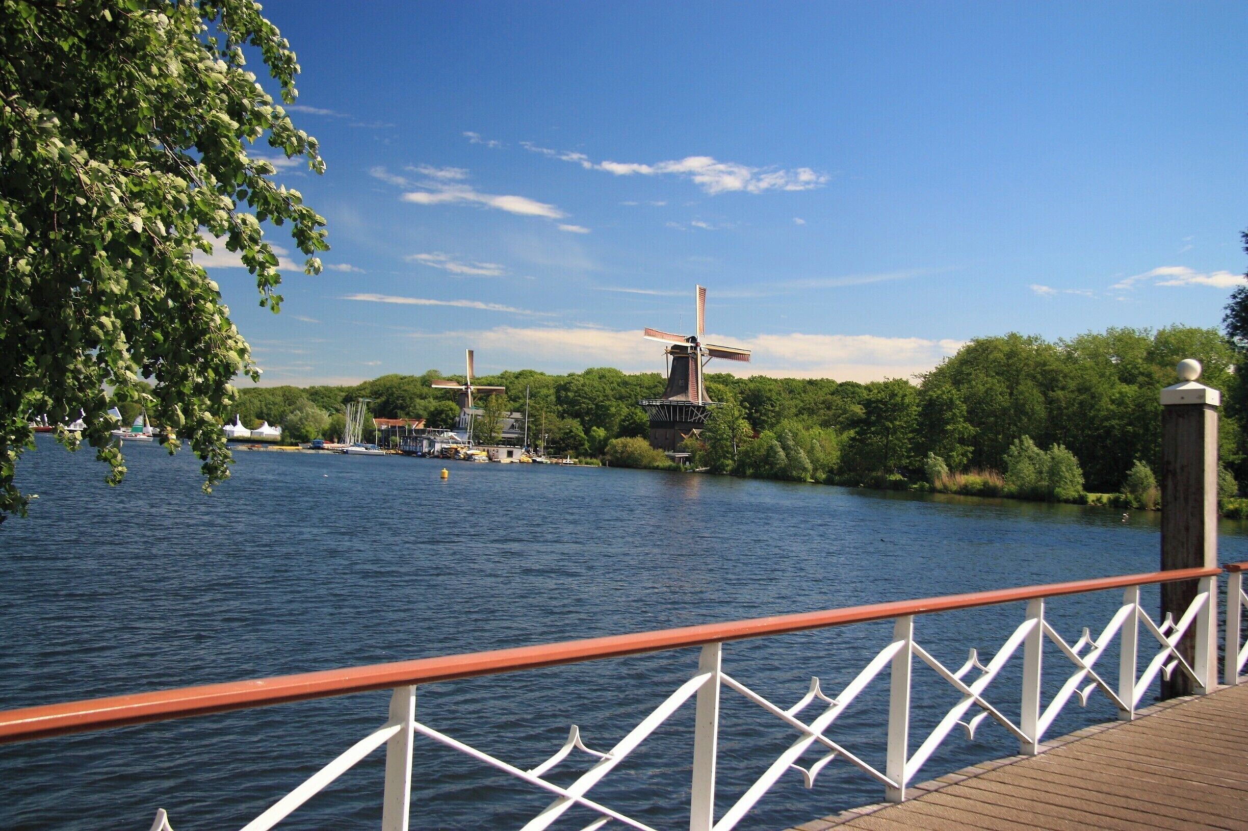 The biggest park in Rotterdam is nearby: the Kralingse Bos, a green oasis for everyone hoping to escape the city for a breath of fresh air and some peace and quiet. Visitors rollerblade, jog and cycle around the lake to their heart's content. Sailboats skim across the lake, while tasty snacks are served at sidewalk cafés along the waterfront. Looking for a nice spot to sit? Try Restaurant De Tuin, which offers an unobstructed view of the lake from its outdoor terrace or sun porch.