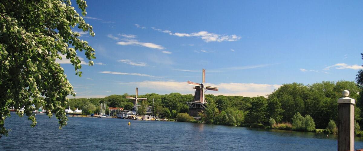 The biggest park in Rotterdam is nearby: the Kralingse Bos, a green oasis for everyone hoping to escape the city for a breath of fresh air and some peace and quiet. Visitors rollerblade, jog and cycle around the lake to their heart's content. Sailboats skim across the lake, while tasty snacks are served at sidewalk cafés along the waterfront. Looking for a nice spot to sit? Try Restaurant De Tuin, which offers an unobstructed view of the lake from its outdoor terrace or sun porch.