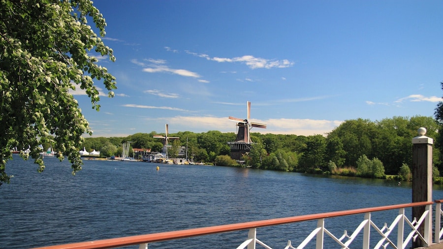 The biggest park in Rotterdam is nearby: the Kralingse Bos, a green oasis for everyone hoping to escape the city for a breath of fresh air and some peace and quiet. Visitors rollerblade, jog and cycle around the lake to their heart's content. Sailboats skim across the lake, while tasty snacks are served at sidewalk cafés along the waterfront. Looking for a nice spot to sit? Try Restaurant De Tuin, which offers an unobstructed view of the lake from its outdoor terrace or sun porch.