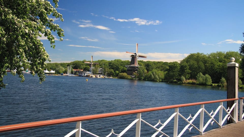 The biggest park in Rotterdam is nearby: the Kralingse Bos, a green oasis for everyone hoping to escape the city for a breath of fresh air and some peace and quiet. Visitors rollerblade, jog and cycle around the lake to their heart's content. Sailboats skim across the lake, while tasty snacks are served at sidewalk cafés along the waterfront. Looking for a nice spot to sit? Try Restaurant De Tuin, which offers an unobstructed view of the lake from its outdoor terrace or sun porch.