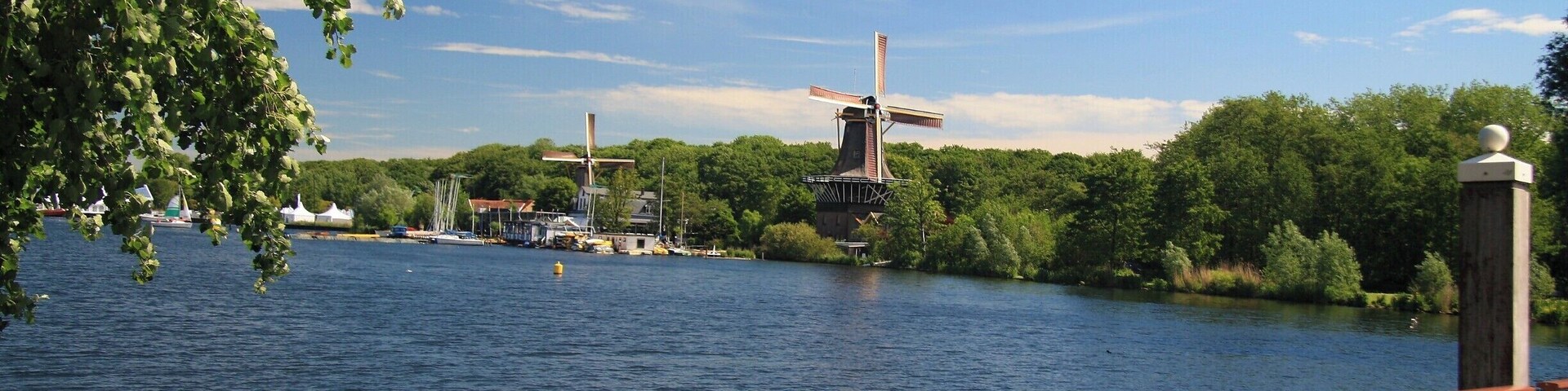 The biggest park in Rotterdam is nearby: the Kralingse Bos, a green oasis for everyone hoping to escape the city for a breath of fresh air and some peace and quiet. Visitors rollerblade, jog and cycle around the lake to their heart's content. Sailboats skim across the lake, while tasty snacks are served at sidewalk cafés along the waterfront. Looking for a nice spot to sit? Try Restaurant De Tuin, which offers an unobstructed view of the lake from its outdoor terrace or sun porch.