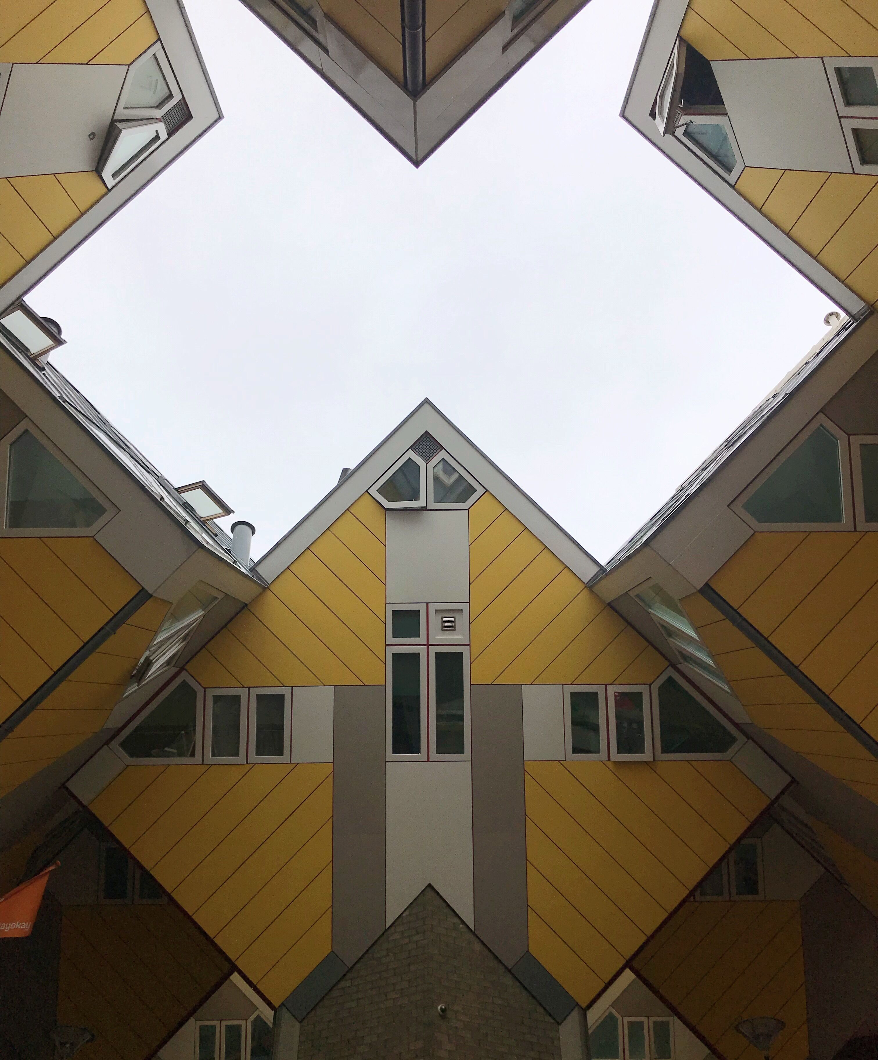 Un bâtiment doté d’une conception géométrique originale et de nombreuses fenêtres.