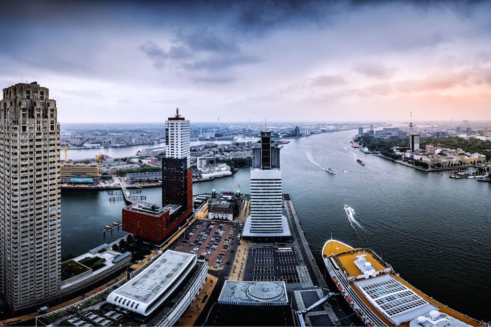 Eine Stadtansicht mit Fluss, hoch aufragenden Gebäuden und einer Brücke.