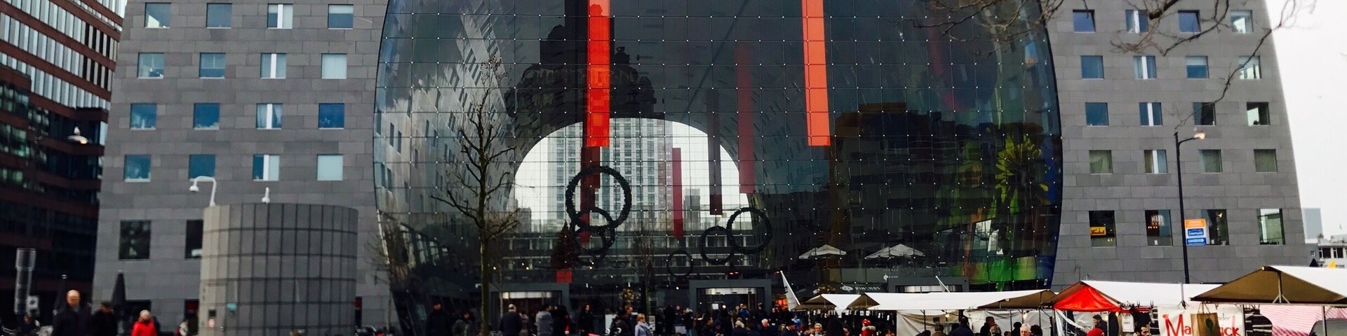 Ein modernes Gebäude mit einer gewölbten Fassade und einem großen Glasfenster.