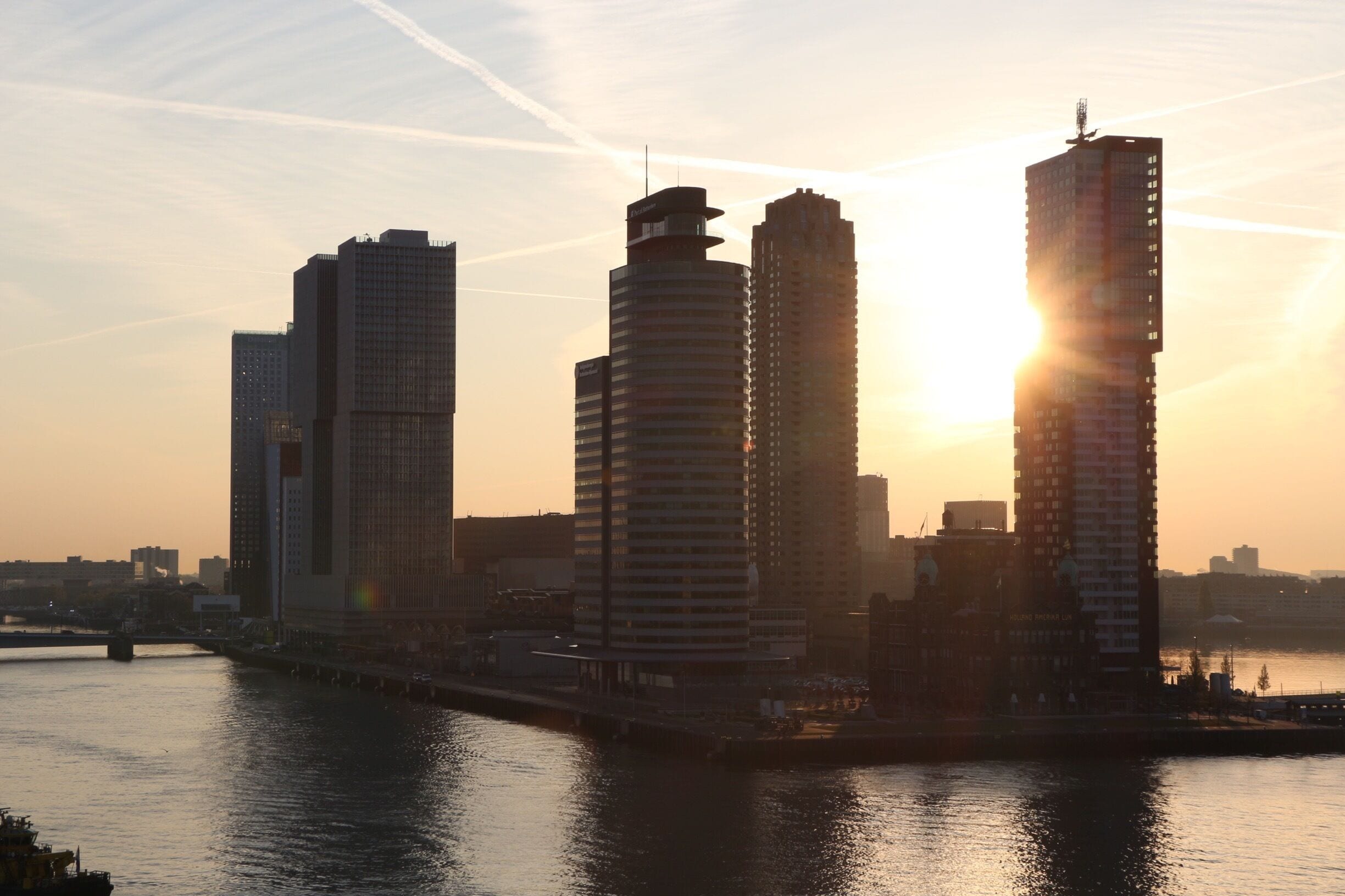 Bei Tagesanbruch auf See.