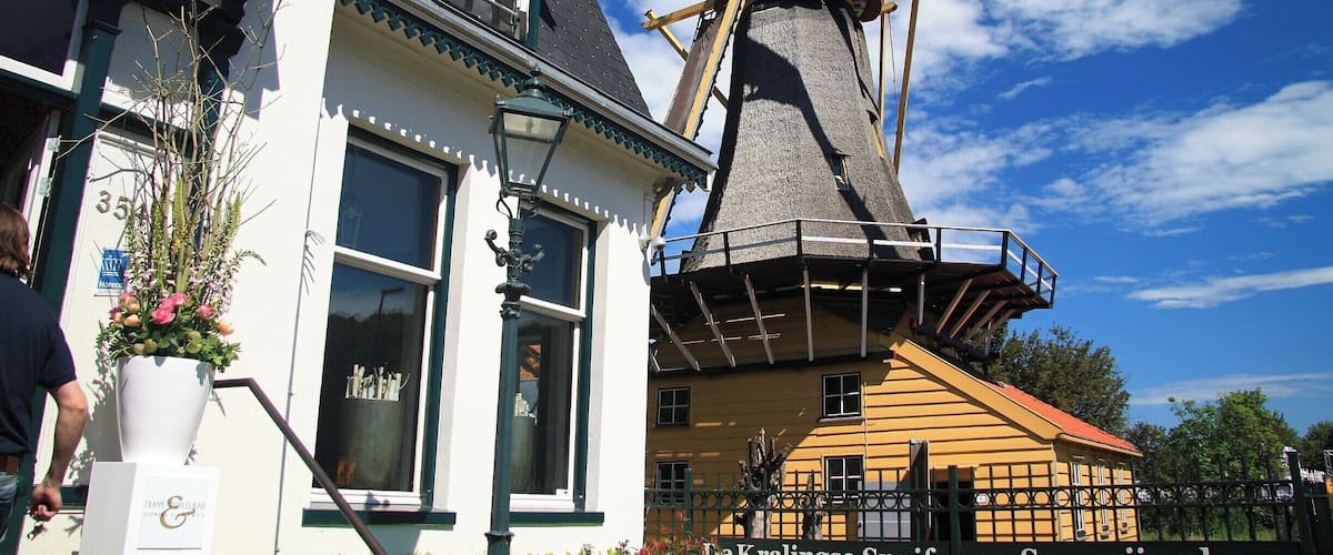 De Ster and De Lelie (The Star and The Lily) are the only operational snuff and spices windmills in the Netherlands. The mills belong to the city of Rotterdam. Stichting De Kralingse Snuif en Specerijen Compagnie De Ster en De Lelie carries out the production of snuff tobacco and grinding of spices.
http://www.snuifmolens.nl/index_en.html