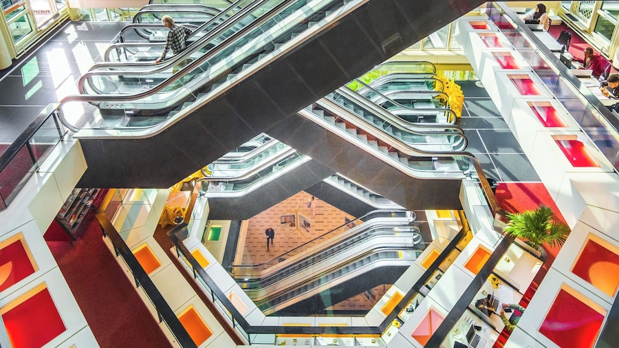 The Rotterdam Central Library, designed and built by the architectural office of Van den Broek en Bakema, was completed in 1983 and features a great bright atrium. Located right next to the Markthal and the Cube houses !