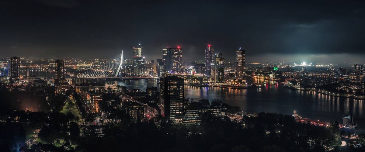 Panoramic view of the skyline of Rotterdam.
Seen are the Erasmus bridge on the left, The Cruise Terminal in the middle and The Feijenoord Soccer Stadium on the right.
#BvsCities #Rotterdam