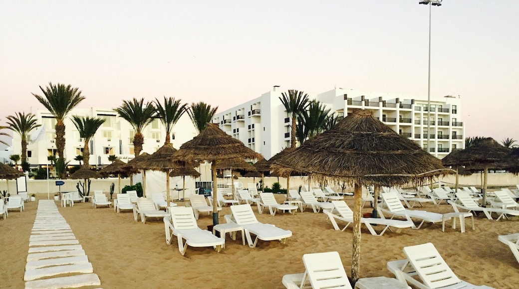 In the month of January it is great to stroll đȘ beautiful beach of Agadir's seashore but not warm enough for serious tanning. Do it by the pool of your hotel protected from the ocean's cool breeze ... đ
#palmtrees, #sand, #vacation
