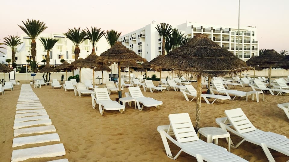 In the month of January it is great to stroll 🐪 beautiful beach of Agadir's seashore but not warm enough for serious tanning. Do it by the pool of your hotel protected from the ocean's cool breeze ... 😎
#palmtrees, #sand, #vacation