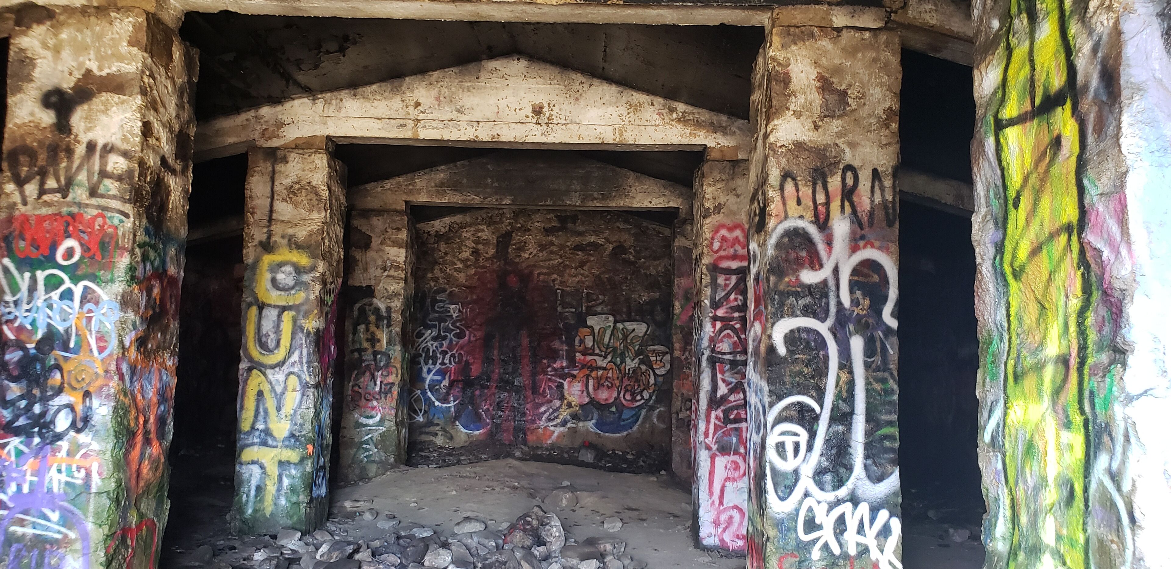 Part of Rutland Prison Camp built in 1903. This camp was a fully functioning compound that consisted of a co-op farm, water facility and a TB hospital. 

#urbanexploration #urbanex #abandoned_places #abandoned_junkies #abandoned #prison #graffiti