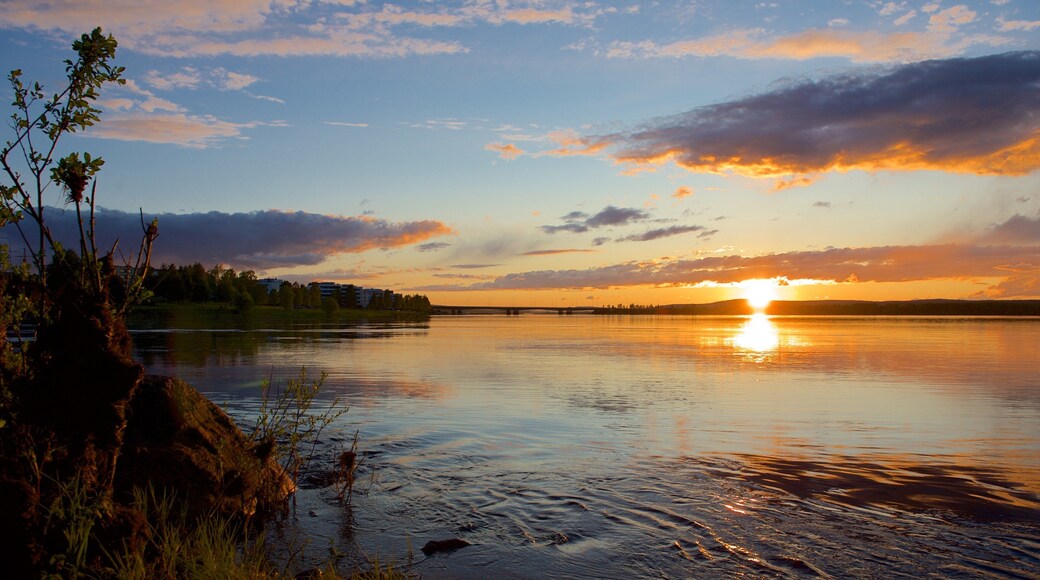 Rovaniemi ofreciendo vista panorámica, un río o arroyo y un atardecer