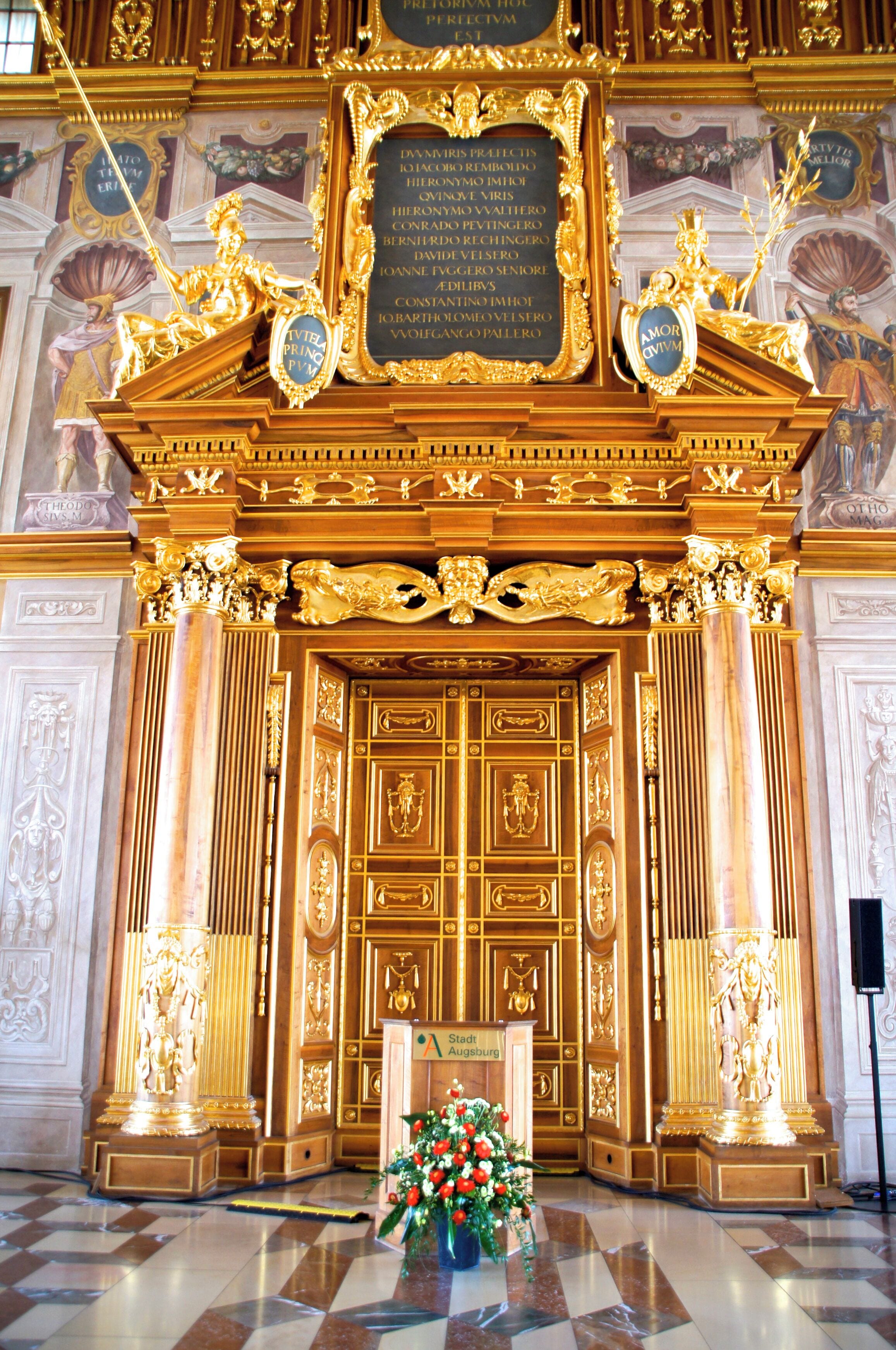 Der goldene Saal im Rathaus Augsburg ist ein mehr al 500 qm grosser Prunksaal der Stadt Augsburg. Er befindet sich im Obergeschoß des zwischen 1615 - bis 1620 von Elias Holl erbauten Rathauses. Er ist einer der bedeutendsten Kulturdenkmäler der Spätrenaissance in Deutschland. Das Rathaus und auch der goldene Saal mit seine Fürstenzimmern wurde im Februar 1944 durch britische Bomber vollkommen zerstört. Das jetzige Rathaus und der goldene Saal sind eine aufwendige Rekonstruktion aus den 90ziger Jahren des letzten Jahrtausend und haben fast 10 Jahre gedauert. Johannes Heribert Pohl
