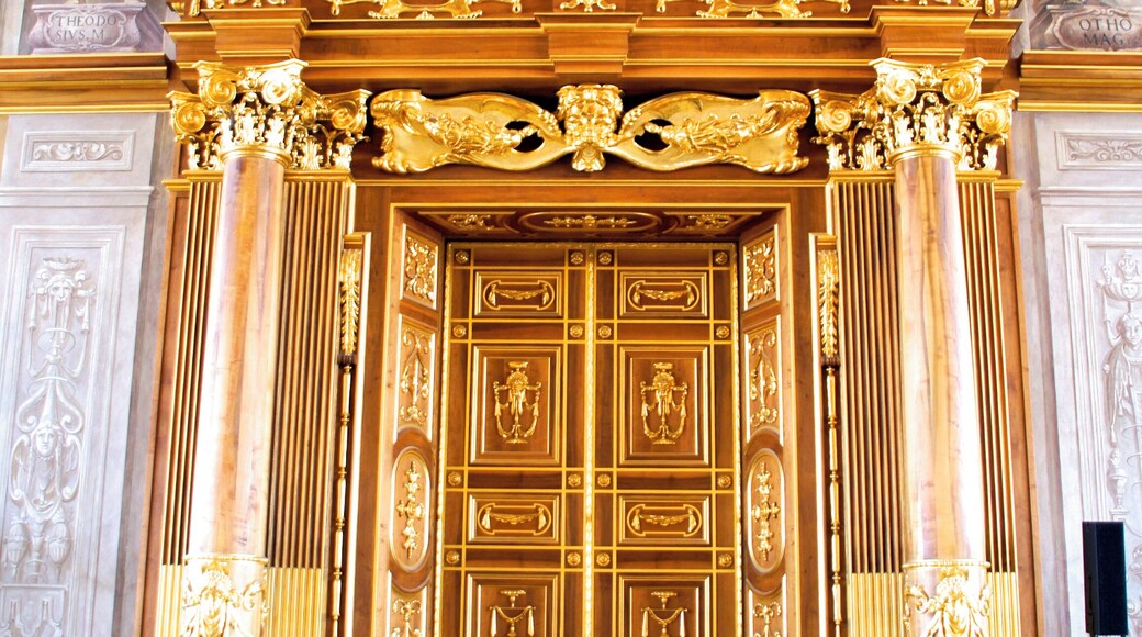 Der goldene Saal im Rathaus Augsburg ist ein mehr al 500 qm grosser Prunksaal der Stadt Augsburg. Er befindet sich im ObergeschoĂ des zwischen 1615 - bis 1620 von Elias Holl erbauten Rathauses. Er ist einer der bedeutendsten KulturdenkmĂ€ler der SpĂ€trenaissance in Deutschland. Das Rathaus und auch der goldene Saal mit seine FĂŒrstenzimmern wurde im Februar 1944 durch britische Bomber vollkommen zerstört. Das jetzige Rathaus und der goldene Saal sind eine aufwendige Rekonstruktion aus den 90ziger Jahren des letzten Jahrtausend und haben fast 10 Jahre gedauert. Johannes Heribert Pohl
