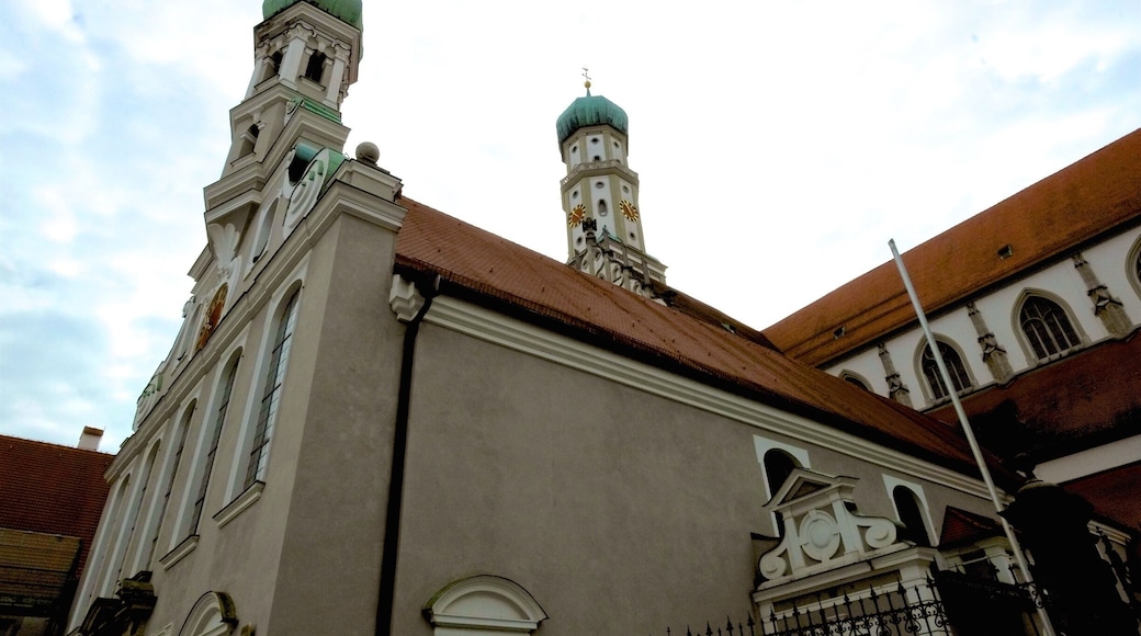 The Basilica of SS. Ulrich and Afra Is a Catholic parish in Augsburg, in Bavaria, which originated from the Roman tomb of St. Afra, which was martyred in 304. The building is a great example of Gothic architecture in Germany; In its interior it conserves three enormous and very precious altars of Renaissance ends considered a masterpiece of the German sculpture of the period. Its high bell tower with an "onion", which dominates the city of the south, served like prototype for the construction of numerous baroque towers of Bavaria.