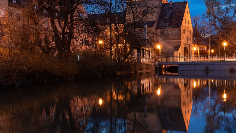 Jakobertor, mittelalterliches Stadttor in Augsburg bei Nacht