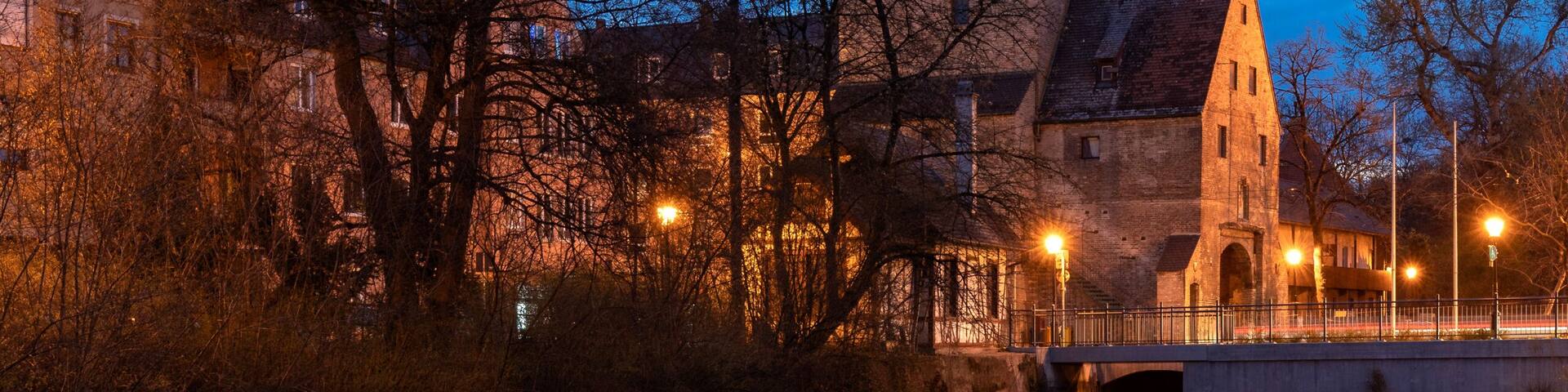 Jakobertor, mittelalterliches Stadttor in Augsburg bei Nacht