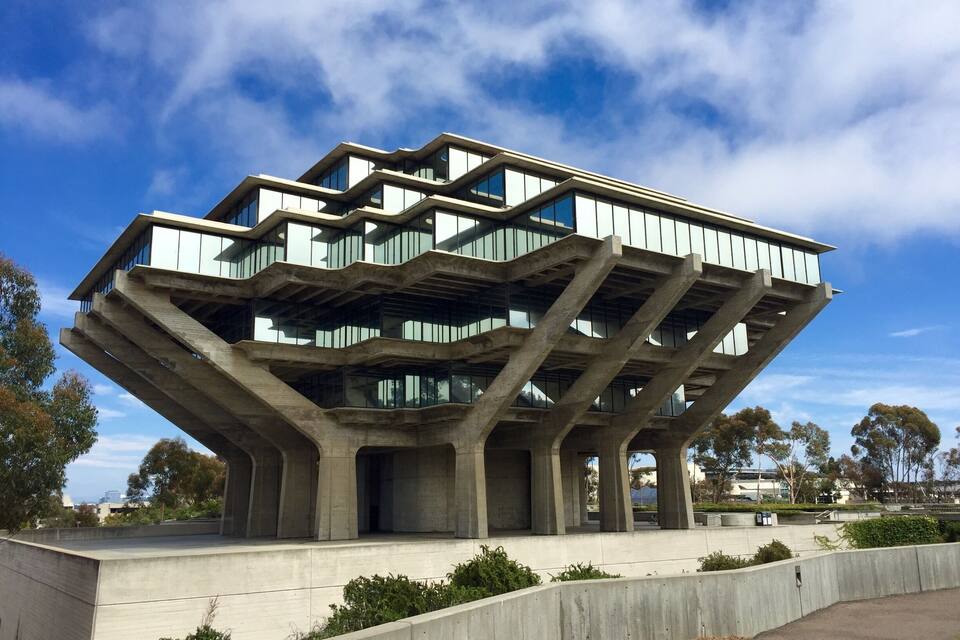 Un edificio modernista con un diseño cantiléver único, frente a un cielo azul despejado.